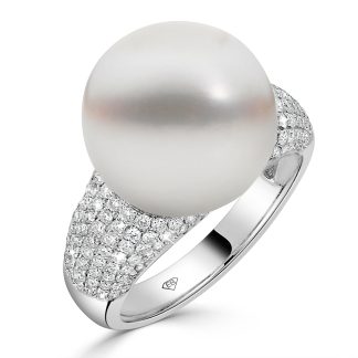 Pearl Set With Round Diamonds On The SidePearl Set With Round Diamonds On The Side