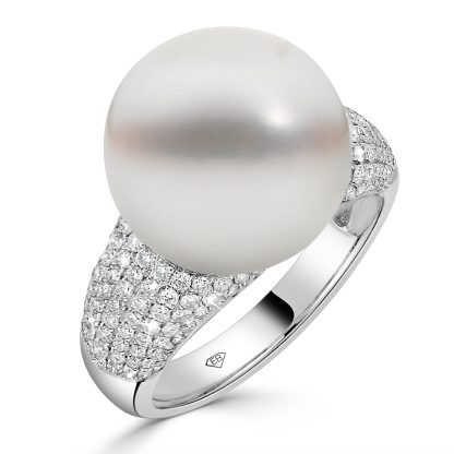 Pearl Set With Round Diamonds On The Side