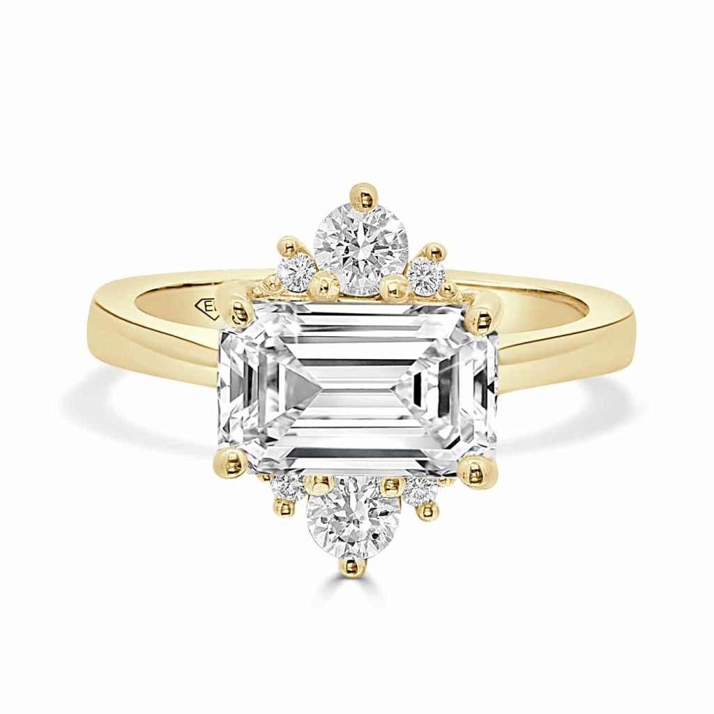 Emerald cut Engagement ring in 18kt yellow gold