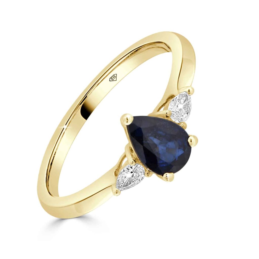 Elegant sapphire trilogy ring in 18ct gold